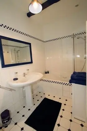 Tek Büyük Yataklı Oda, Havuz Manzaralı (Iris)