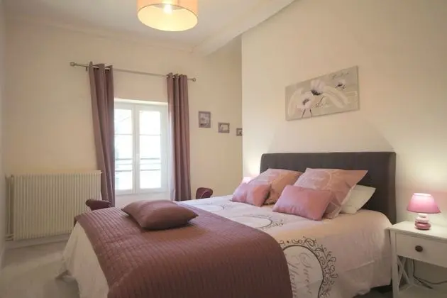 Tek Büyük Yataklı Oda, Havuz Manzaralı (Lilas)