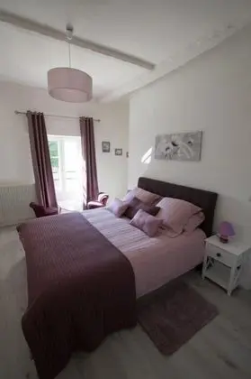 Tek Büyük Yataklı Oda, Havuz Manzaralı (Lilas)
