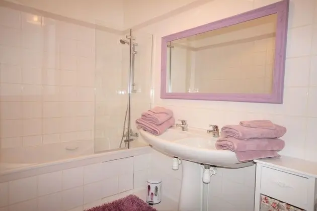 Tek Büyük Yataklı Oda, Havuz Manzaralı (Lilas)