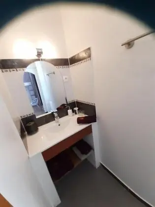 Basic Oda, 1 Büyük (Queen) Boy Yatak, Özel Banyo