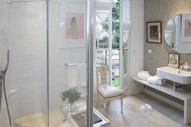 Luxury Tek Büyük Yataklı Oda, Özel Banyo, Bahçe Manzaralı (Chambre Les Oiseaux)