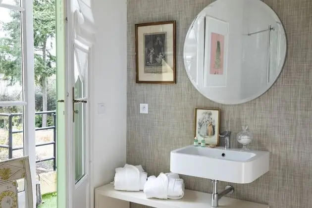 Luxury Tek Büyük Yataklı Oda, Özel Banyo, Bahçe Manzaralı (Chambre Les Oiseaux)