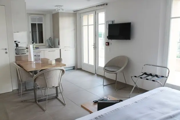 Stüdyo, Havuz Manzaralı