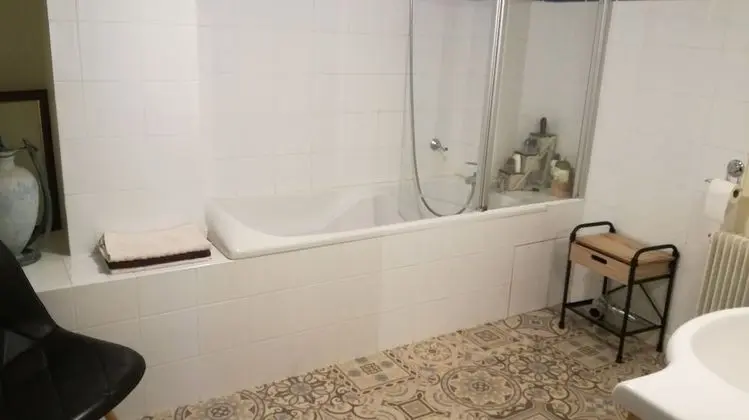 Tek Büyük Yataklı Oda, Ortak Banyo