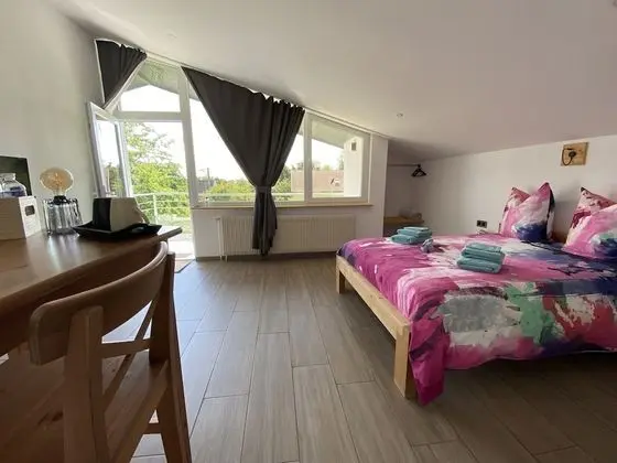 Comfort Tek Büyük Yataklı Oda, Banyolu/Duşlu, Bahçe Manzaralı (Chambre Granny)