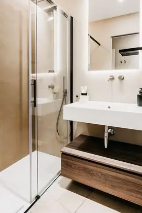 Deluxe Tek Büyük Yataklı Oda (Losciale)
