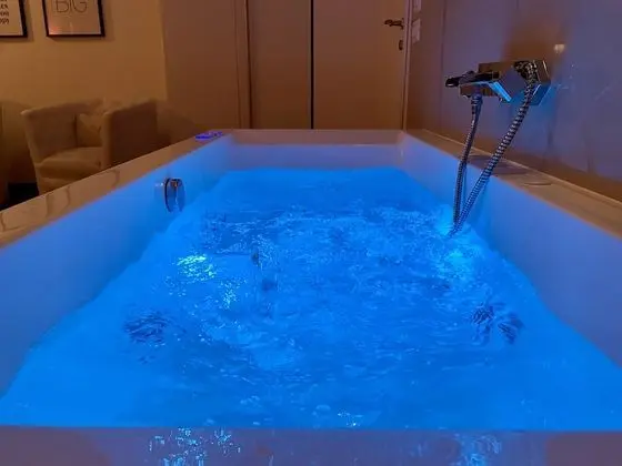 Luxury Süit, Jakuzi