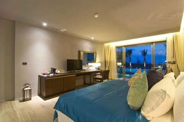 Horizon Pool Access Room King Bed