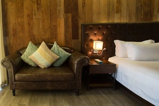 Horizon Pool Access Room King Bed