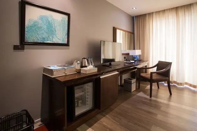 Horizon Pool Access Room King Bed