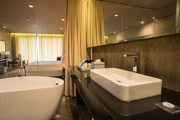 Horizon Pool Access Room King Bed