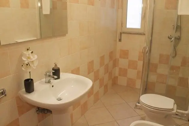 Tek Büyük Yataklı Oda, Ortak Banyo