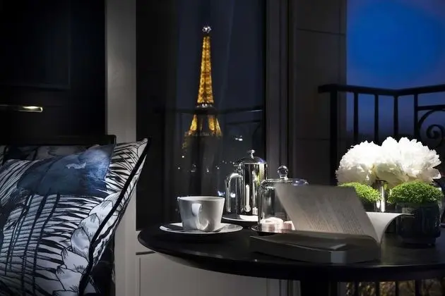 Deluxe Eiffel room