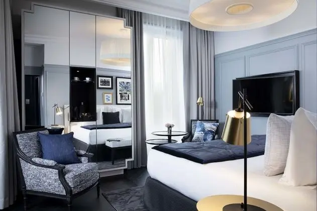 Deluxe Eiffel room