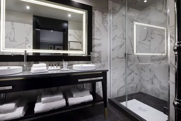 Deluxe Eiffel room