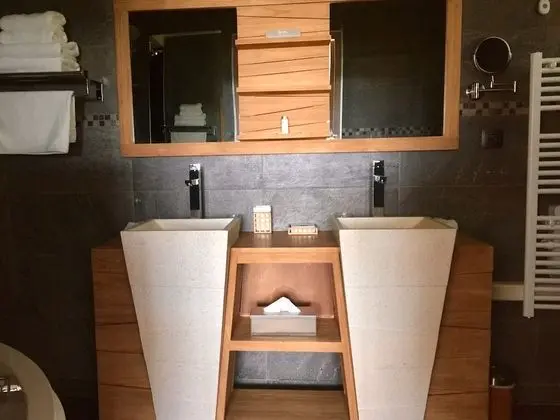 Premium Tek Büyük Yataklı Oda, Engellilere Uygun, Havuz Manzaralı