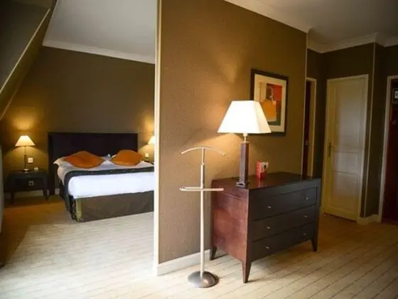 Junior Süit, 1 Büyük (Queen) Boy Yatak ve Çekyat