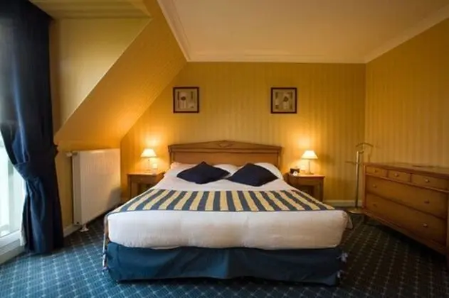 Junior Süit, 1 Büyük (Queen) Boy Yatak ve Çekyat