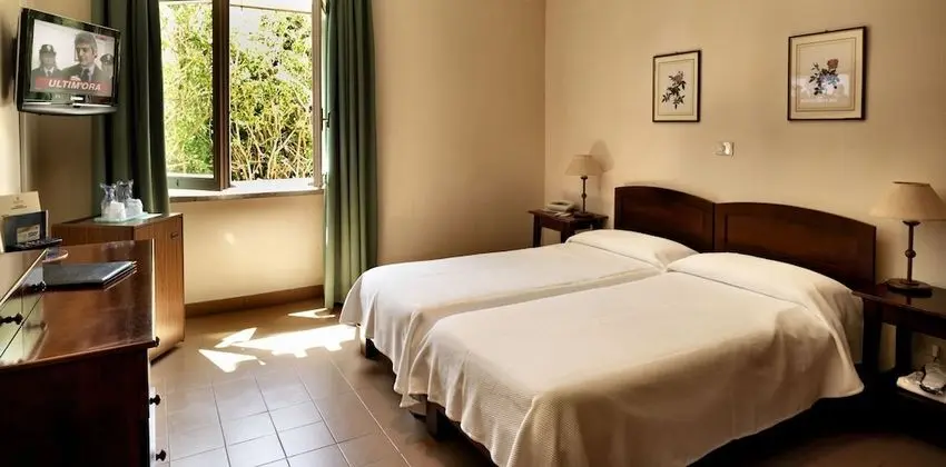 Büyük Yataklı Tek Kişilik Oda