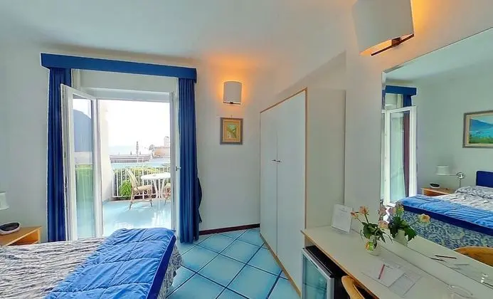 Tek Büyük veya İki Ayrı Yataklı Oda, Balkon, Deniz Manzaralı