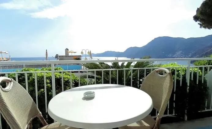 Tek Büyük veya İki Ayrı Yataklı Oda, Balkon, Deniz Manzaralı