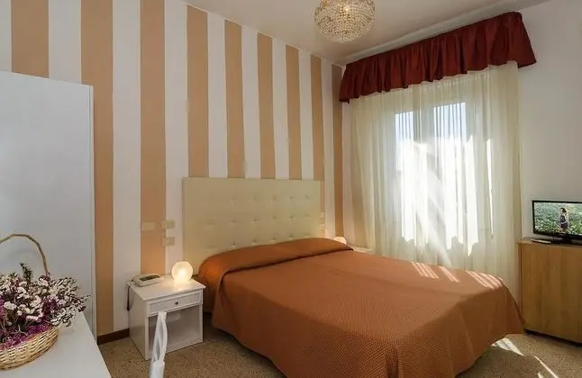 Büyük Yataklı Tek Kişilik Oda