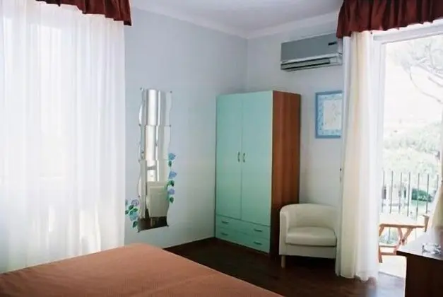 Büyük Yataklı Tek Kişilik Oda