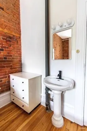 Tek Büyük Yataklı Oda, Ortak Banyo