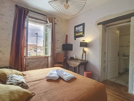 Tek Büyük veya İki Ayrı Yataklı Oda, Kanal Manzaralı