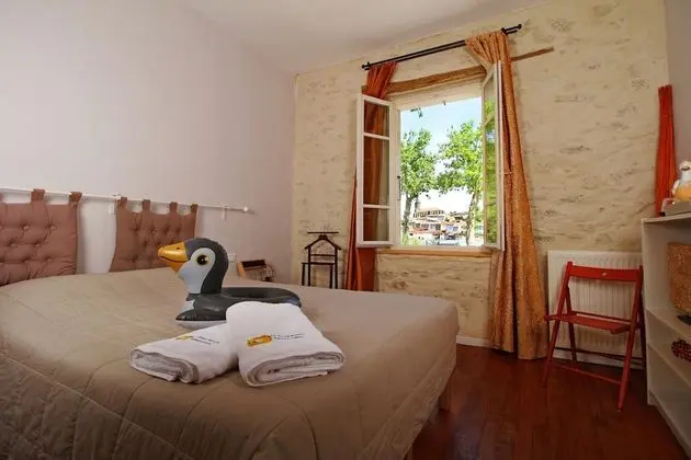 Tek Büyük veya İki Ayrı Yataklı Oda, Kanal Manzaralı