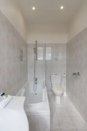 Büyük Yataklı Tek Kişilik Oda
