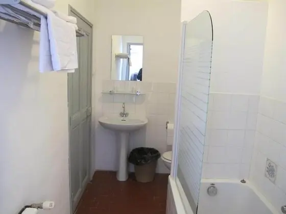 Standard Üç Kişilik Oda, Banyolu/Duşlu (7)