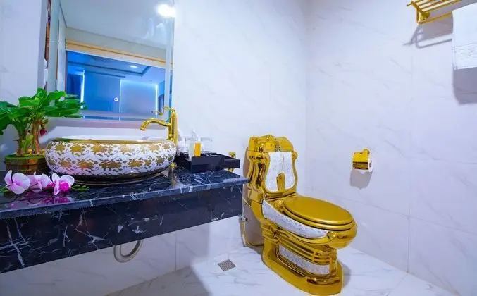 Le Hoang Suite