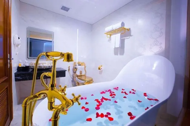 Le Hoang Suite