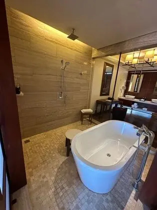 Luxury Lagoona Suite with Garden