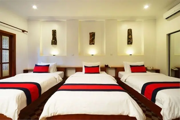 Deluxe triple room (03 Single Beds) with Free pick up service