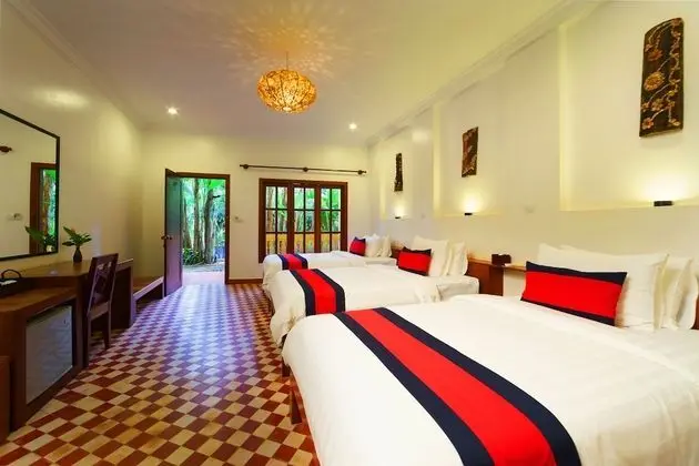 Deluxe triple room (03 Single Beds) with Free pick up service