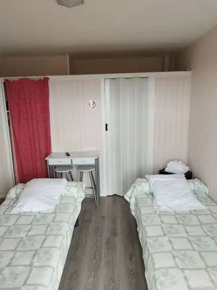 İki Ayrı Yataklı Oda, Ortak Banyo