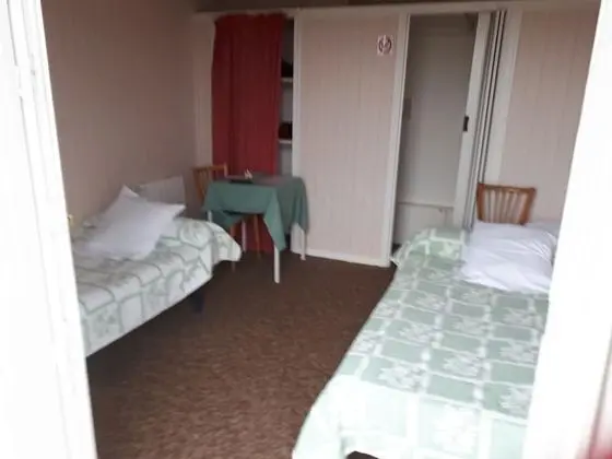 İki Ayrı Yataklı Oda, Ortak Banyo