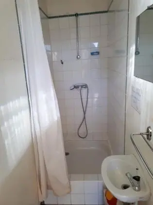 İki Ayrı Yataklı Oda, Ortak Banyo