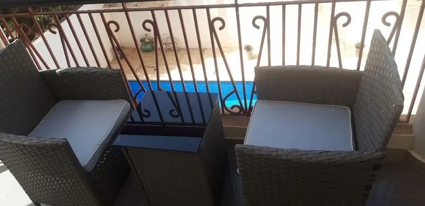 Junior Oda, Havuz Manzaralı