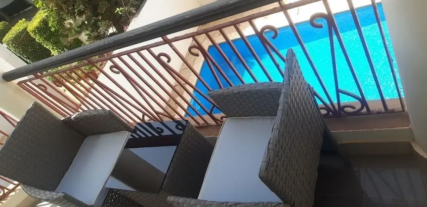 Junior Oda, Havuz Manzaralı