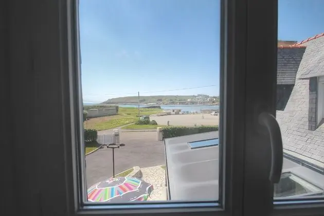 Dört Kişilik Oda, 1 Büyük (Queen) Boy Yatak ve Çekyat, Deniz Manzaralı, Denize Sıfır