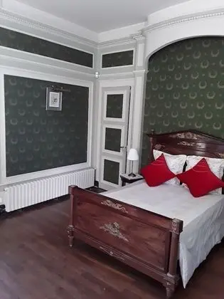 Family Oda (La Queen Yvonne)