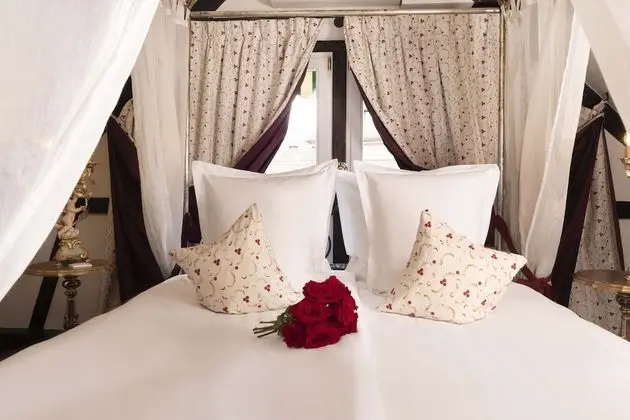 Deluxe Tek Büyük Yataklı Oda (Baldaquin)