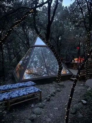 Bungalov (Pyramide de verre)