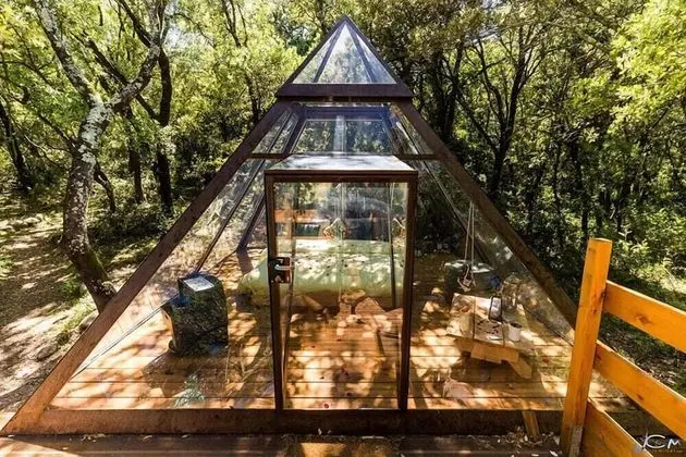 Bungalov (Pyramide de verre)