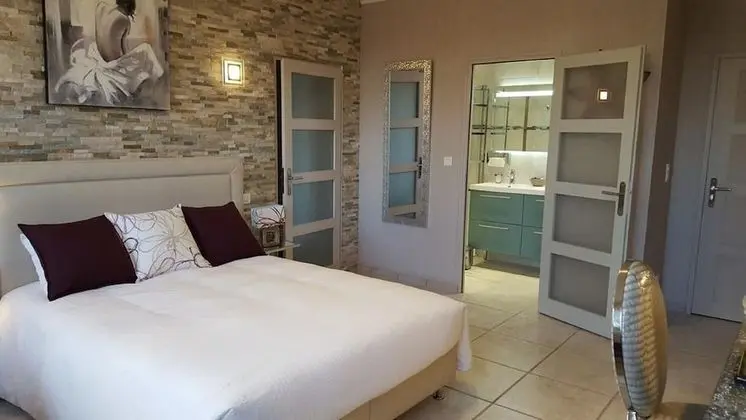 Tek Büyük Yataklı Oda, Havuz Manzaralı (Chambre Design)