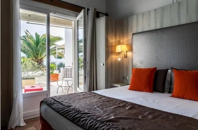 Club Tek Büyük Yataklı Oda